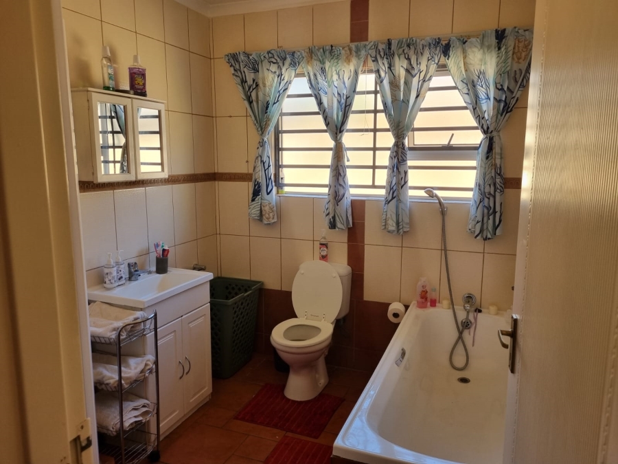 To Let 4 Bedroom Property for Rent in Langenhovenpark Free State